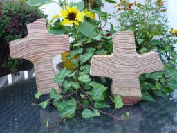 X-21 und X-22 | zwei Kreuze aus Lärchen-Holz